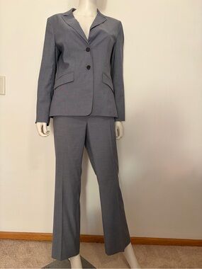 #741 Ann Taylor Beautiful Women's Grey Two-Piece Pant Suit. Size 6